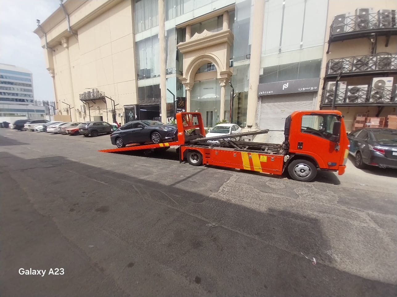 سطحة الرياض تنقل سيارة سوداء