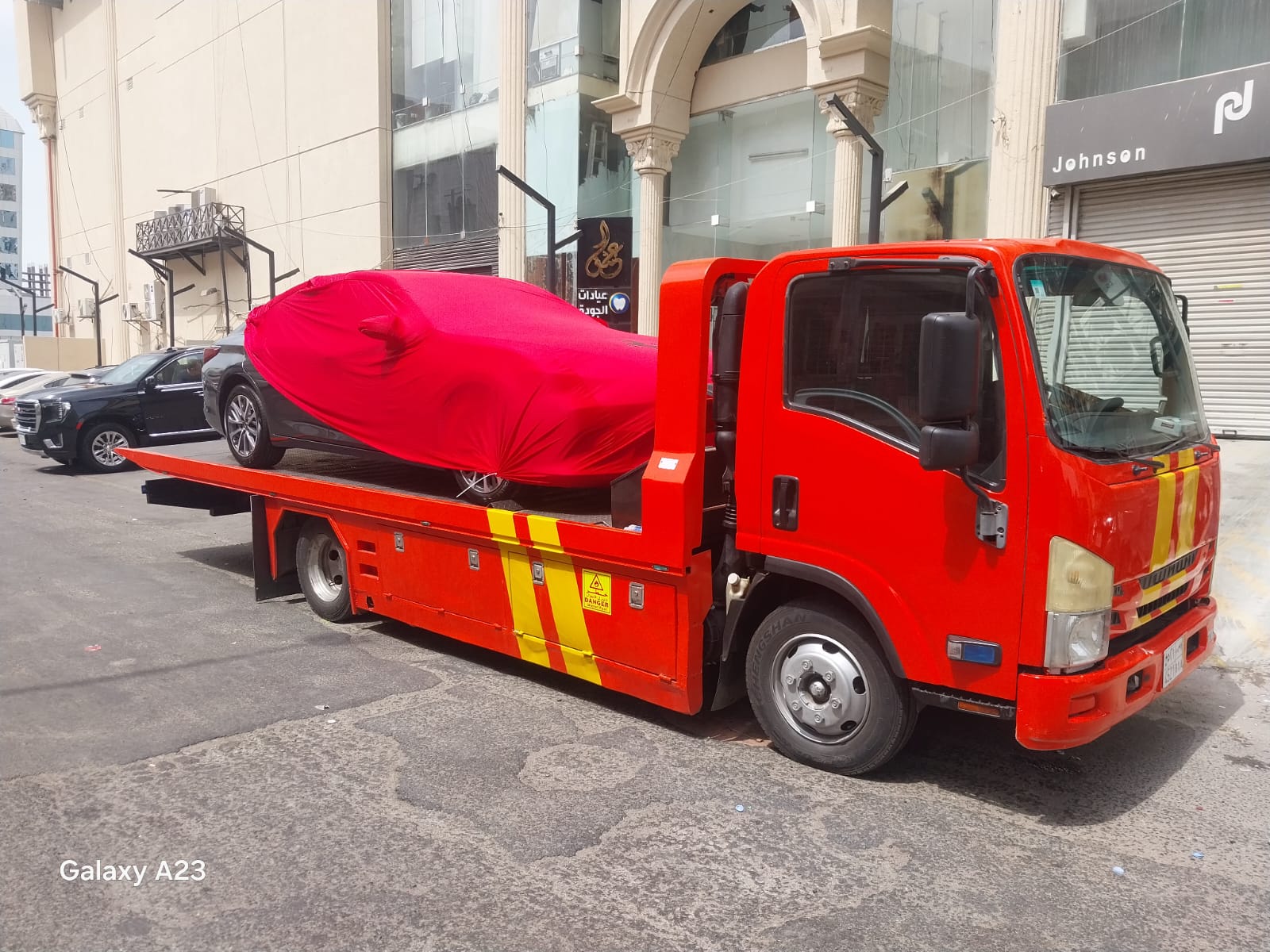 سطحة الرياض تنقل سيارة مغطاة