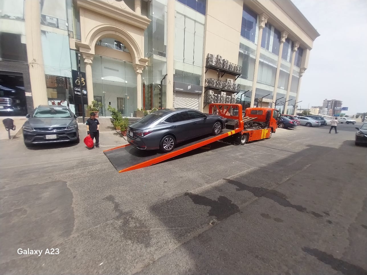 سطحة الرياض أمام مول تجاري